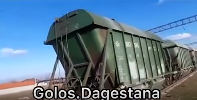 Забравшегося на вагон товарняка подростка ударило током в Дагестане