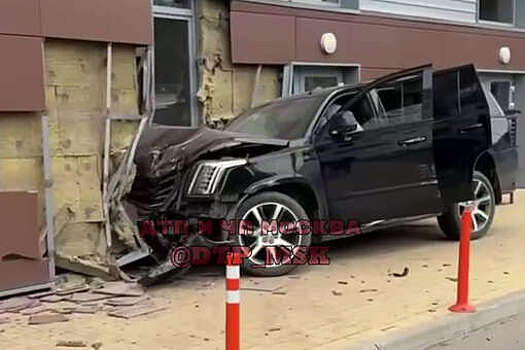 В Москве водитель перепутал педали и врезался в здание