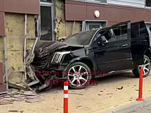 В Москве водитель перепутал педали и врезался в здание