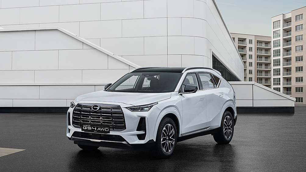 Новый GAC GS4 будет доступнее, хотя окажется и более эксклюзивным вариантом — полноприводную модификацию кроссовера создали специально для России! Автомобиль получит 2,0-литровый турбомотор отдачей 231 л.с. и 8-ступенчатую автоматическую коробку передач от флагманского GAC GS8. За передачу крутящего момента на заднюю ось будет отвечать многодисковая муфта BorgWarner. В продаже новинка появится уже в сентябре — тогда же озвучат и цены.