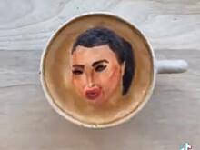Парень вручает звездам кофе с их портретом, нарисованным на пенке