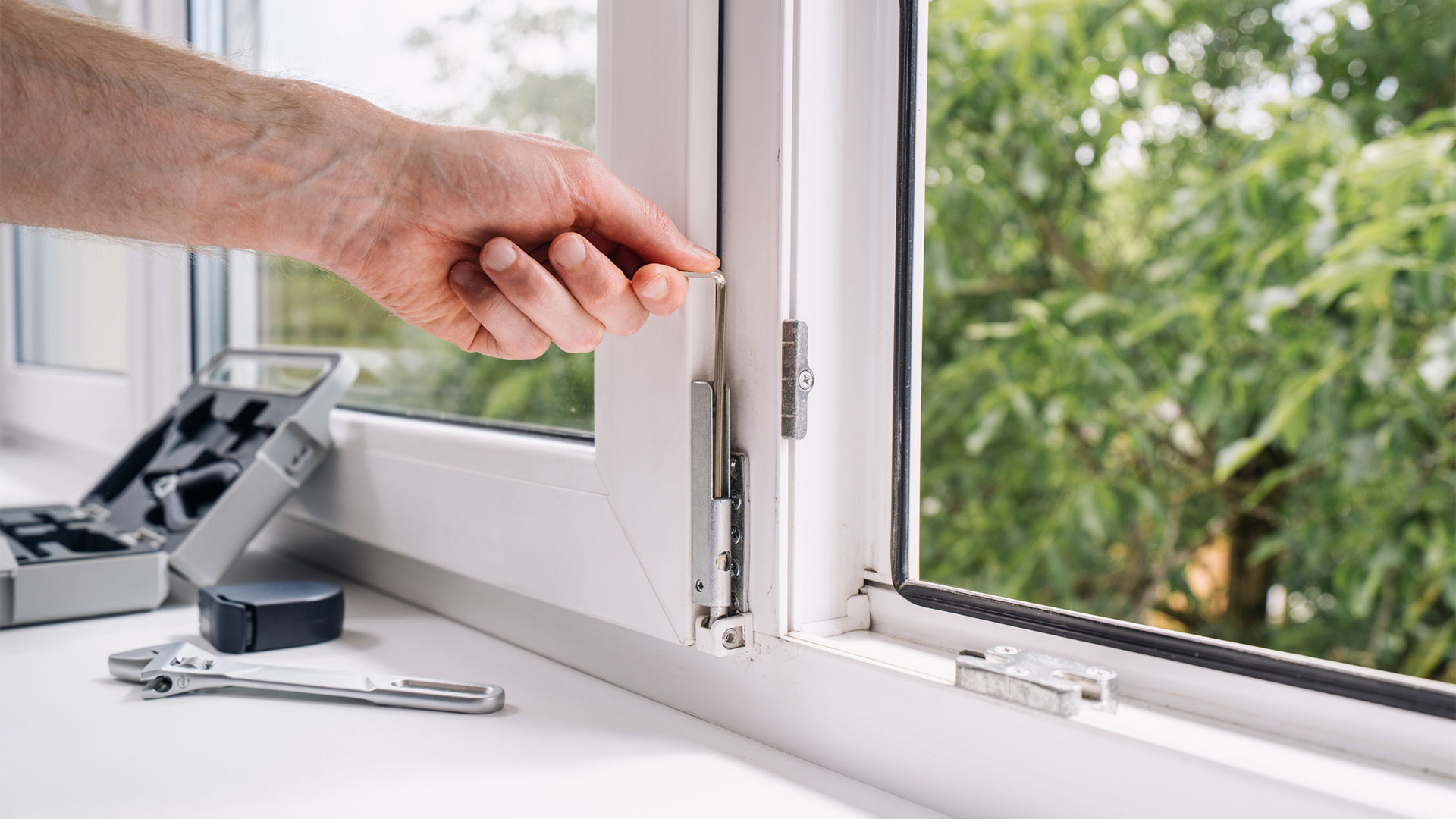 Дует из окна: что делать?