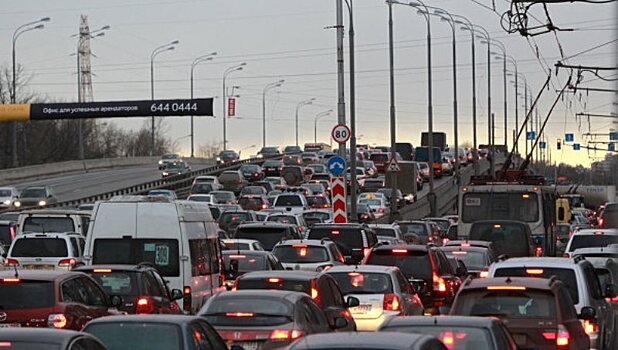 В Москве на Ленинградском шоссе загорелся строительный рынок