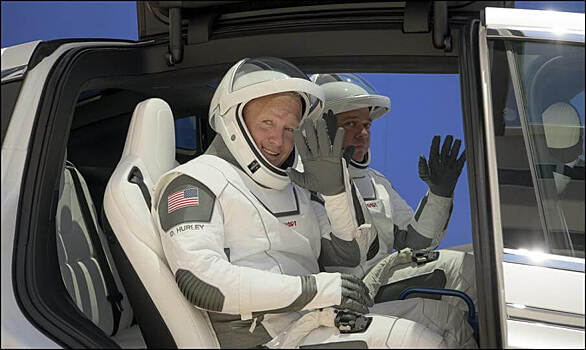 Илон Маск впервые отправляет людей в космос