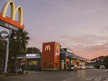 Мужчина купил в McDonald's чизбургер в 1995 году и до сих пор его не съел: фото