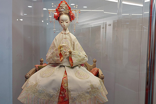 Скульптор Даши Намдаков представил кукол, изготовленных с четырьмя сестрами