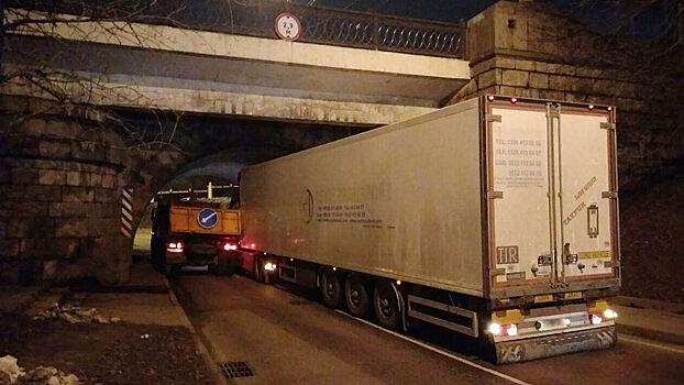 Два грузовика застряли под мостом в Москве