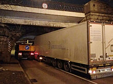 Два грузовика застряли под мостом в Москве