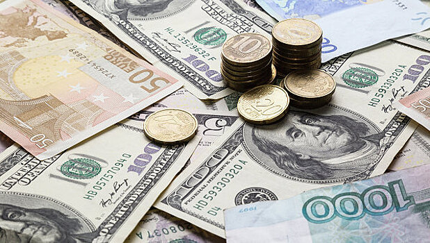 Рубль днем торгуется разнонаправленно к доллару и евро