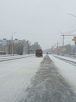 Дороги Балакова от снега чистят автоколонны