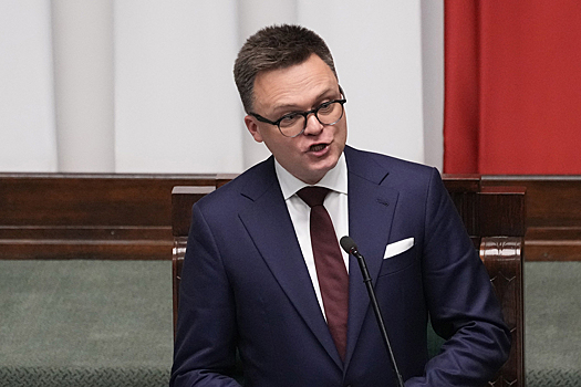 Кандидат в президенты Польши подвергся критике за селфи на похоронах понтифика