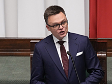 Кандидат в президенты Польши подвергся критике за селфи на похоронах понтифика