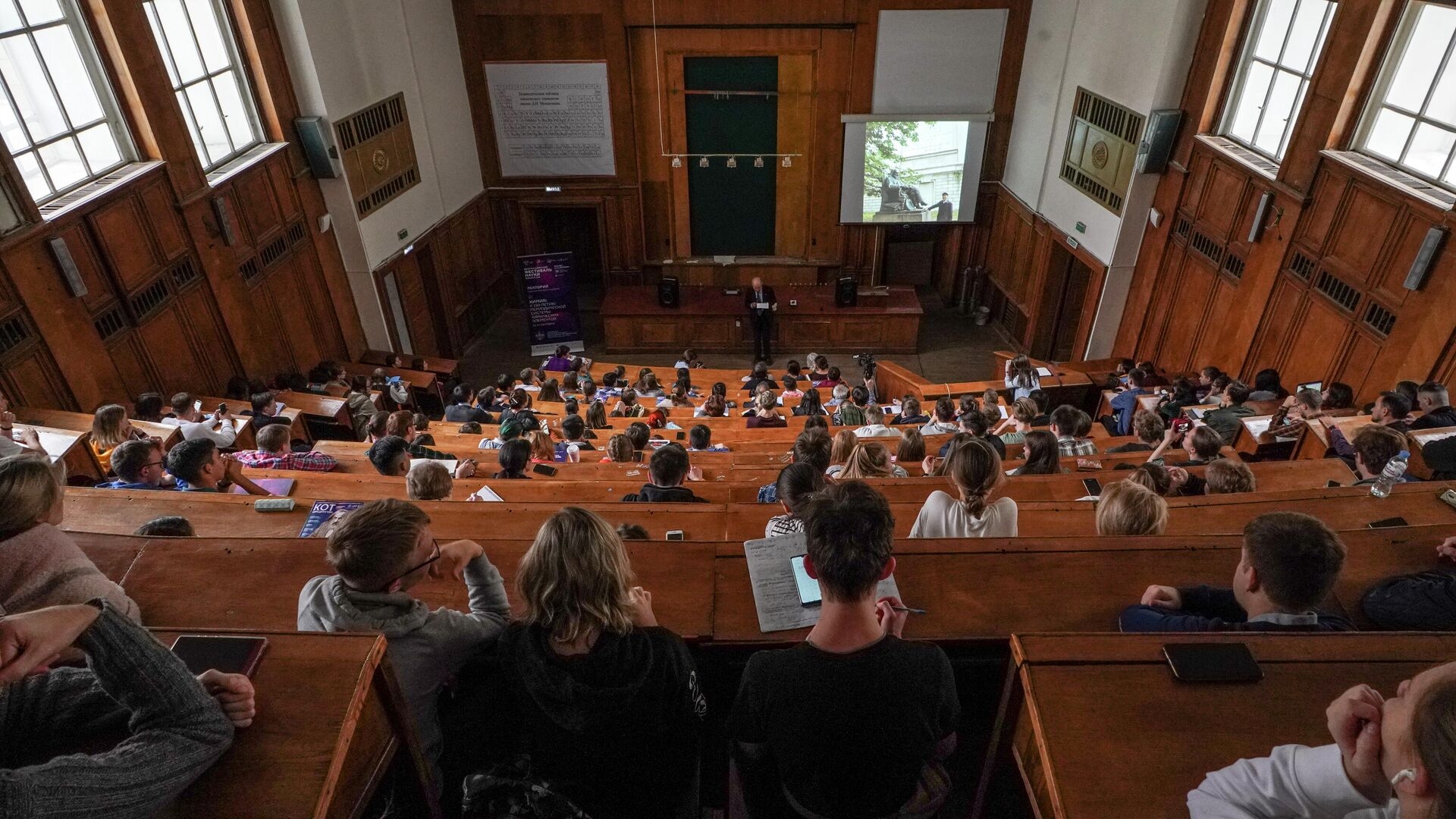 В российских вузах ограничат платные места