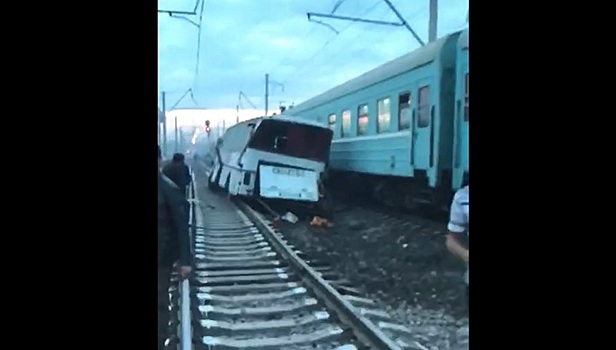 В Казахстане столкнулись автобус и поезд