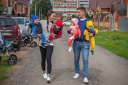Что представляют собой многодетные семьи в России и Беларуси и как им живется