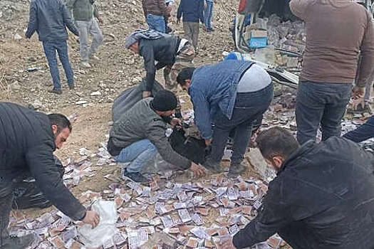 В Сирии после ДТП с машиной Центробанка миллионы фунтов разлетелись по дороге