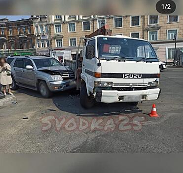 Во Владивостоке произошло ДТП с участием эвакуатора и легкового автомобиля