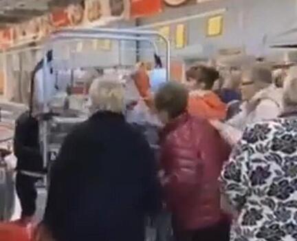 В Сети появилось новое видео с "битвой за сковородки" в одном из гипермаркетов Краснодара