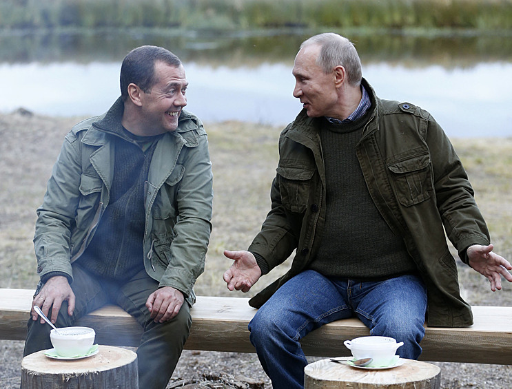 Премьер-министр РФ Дмитрий Медведев и президент РФ Владимир Путин (слева направо) во время отдыха на берегу озера Ильмень, 10 сентября 2016 года