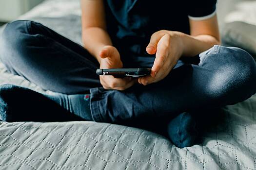 Подростка заставляли пронести в российскую школу подозрительный пакет