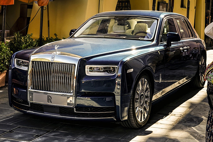 Ключевым колером стал Ligurian Blue («Лигурийский синий»). Акценты на боковинах, выполненные в оттенках Navy Blue и Jasmine, дополняются изображениями виноградных лоз.