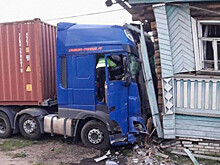Водитель грузовика потерял сознание и врезался в жилой дом под Новгородом