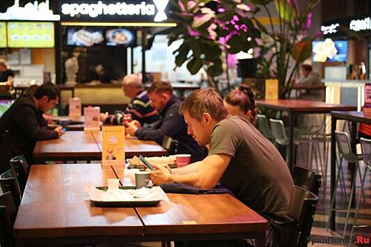 Почему нельзя «сидеть» в телефоне во время еды: ответ Мясникова