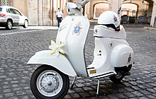 Папе Римскому Франциску подарили мотороллер Vespa
