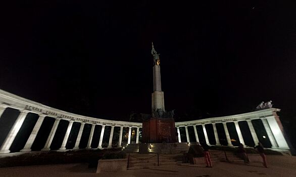 В Вене хотели осквернить памятник советским воинам, но российские туристы прогнали вандалов