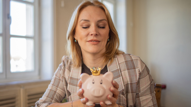 Самые бережливые россияне откладывают половину зарплаты