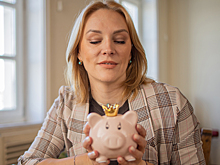 Самые бережливые россияне откладывают половину зарплаты