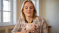 Самые бережливые россияне откладывают половину зарплаты