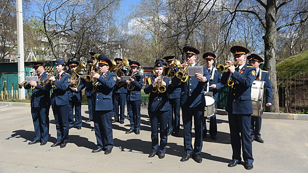 Мини-парад для 94-летнего ветерана организовали в Вологде