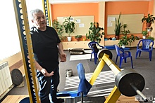«Этот вес — как слону дробина»: в Екатеринбурге пенсионер научился тягать 500 кг железа для здоровья