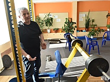 «Этот вес — как слону дробина»: в Екатеринбурге пенсионер научился тягать 500 кг железа для здоровья