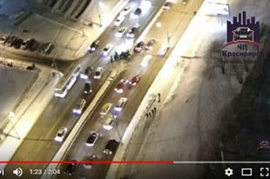 На ул. Копылова в Красноярске Subaru врезалась в столб, трое травмированы