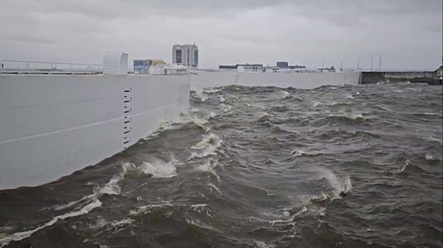 В Санкт-Петербурге уровень воды на дамбе достиг критической отметки