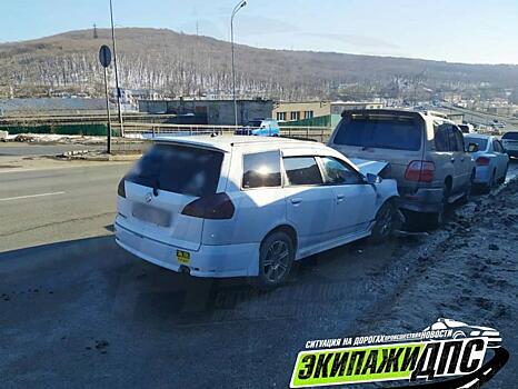 Nissan на всей скорости влетел в припаркованный Lexus во Владивостоке