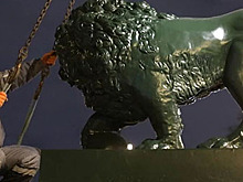 В Петербурге на Дворцовую набережную после реставрации вернули скульптуры львов