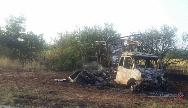 На трассе в Волгоградской области после ДТП загорелись два грузовика