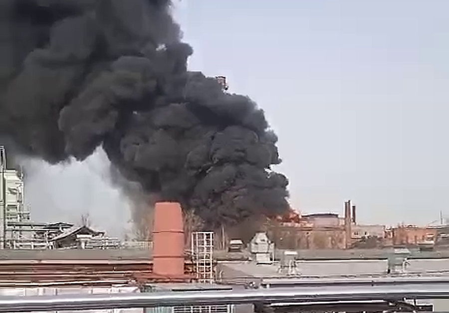 На заводе в Подмосковье начался сильный пожар