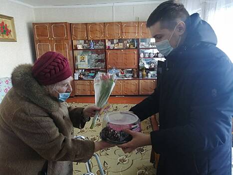 По поручению Валерия Лидина молодые активисты поздравили пензячку с 90-летием