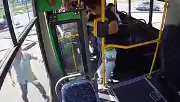 В Казахстане мать с ребенком выпрыгнули из автобуса без водителя и попали под колеса