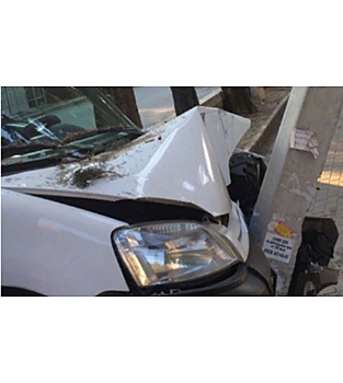 В Сочи иномарка врезалась в фонарный столб