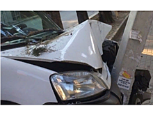 В Сочи иномарка врезалась в фонарный столб