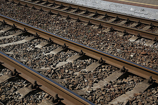 Польский премьер-министр Туск показал участок железной дороги после подрыва