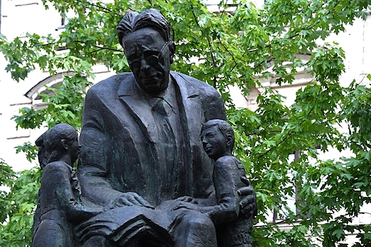 В Москве открыли памятник Самуилу Маршаку