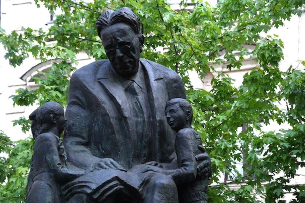 Памятник маршаку в москве