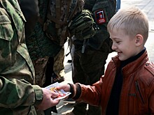 Юный житель Дзержинска подарил бойцу СВО икону, вышитую своими руками