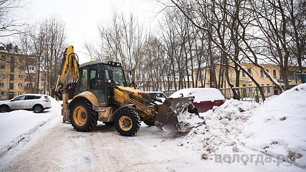 Припаркованные машины мешают уборке во дворах Вологды